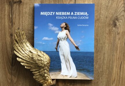 Między Niebem a Ziemią – książka pełna cudów Sylwii Zarzyckiej