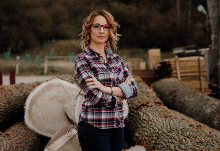 Kobiety na budowie – wybierz nowoczesne drzwi zewnętrzne