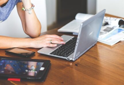Na ile freelancer jest faktycznie „free”?
