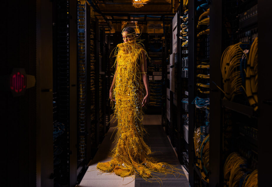 Jak wygląda sukienka z 3600 metrów przewodów światłowodowych?