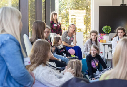 „Dziewczynki i komunikatory” – nowy raport Fundacji Kosmos dla Dziewczynek ujawnia niepokojącą rzeczywistość