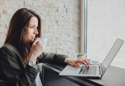 Co powstrzymuje kobiety przed przejściem “na swoje”?