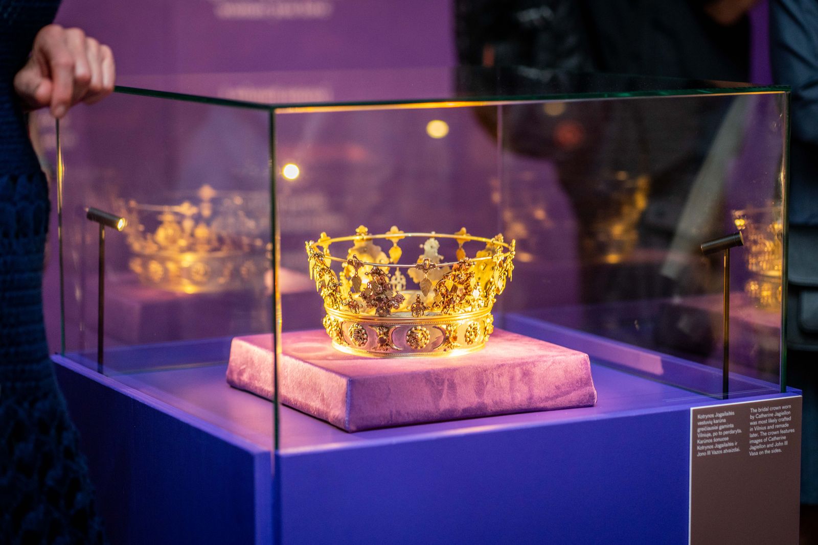 W czerwcu otwarto międzynarodową wystawę „Królowe, Królestwa i Emocje”, w Domu Historii w Wilnie, oddziale Narodowego Muzeum Litwy. Opowiada ona poruszającą historię dwóch kobiet z XVI wieku – Barbary Radziwiłłówny, Królowej Polski i wielkiej księżnej Litwy, oraz Katarzyny Jagiellonki, królowej Szwecji. Po raz pierwszy na Litwie prezentowane są autentyczne artefakty z Węgier, Szwecji i Polski, związane z ich życiem.