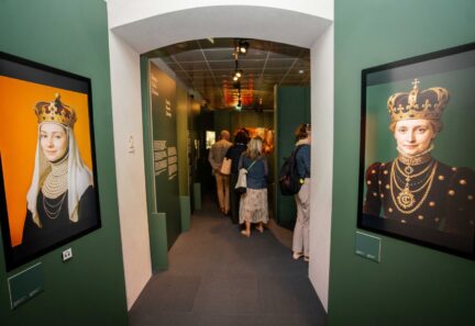 „Królowe, Królestwa i Emocje” – niezwykła wystawa w Wilnie o miejscu kobiet w historii