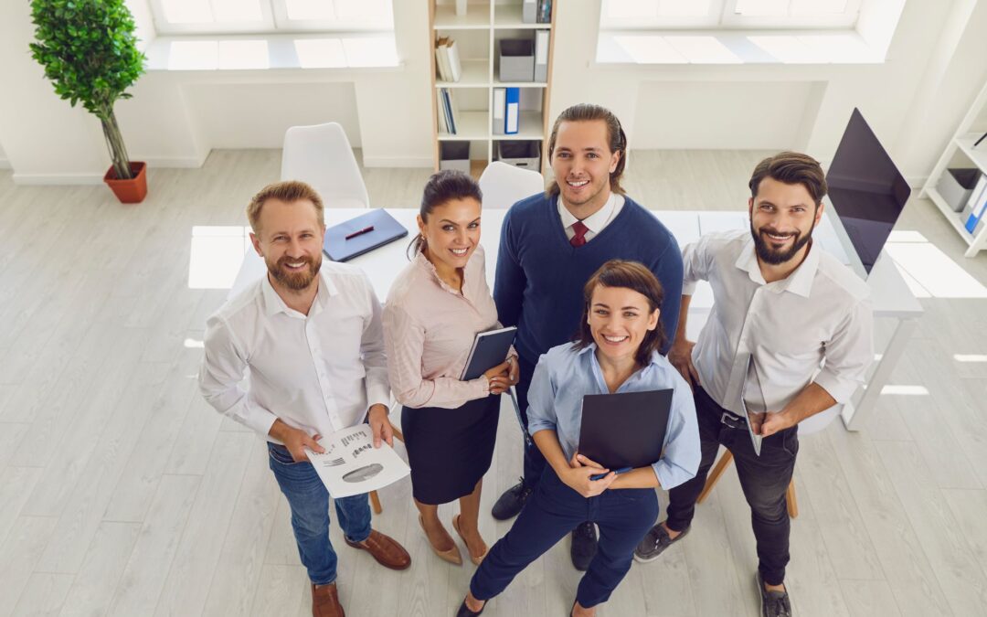 królewno przerzucamy się tutaj :) musimy przygotować info o raporcie. Poniżej info z materiałów prasowych oraz dwa linki do analizy. Pierwszy link to materiał źródłowy https://krd.pl/centrum-prasowe/informacje-prasowe/2025/wspolpraca-z-duzym-kontrahentem-mikrofirmy-czuja https://eurogospodarka.eu/wspolpraca-z-duzym-kontrahentem-mikrofirmy-czuja-ze-sa-na-przegranej-pozycji/ Współpraca z dużym kontrahentem: mikrofirmy czują się na przegranej pozycji Mikroprzedsiębiorcy nieraz wchodzą w relację z dużą firmą z nadzieją, że to dla nich biznesowa szansa. Jednak zamiast złapać Pana Boga za nogi, często trafiają do gry, w której to nie oni rozdają karty. Z najnowszego badania Krajowego Rejestru Długów wynika, że 72 proc. firm z sektora MMŚP ma doświadczenie w relacjach z dużymi graczami. Choć w większości jest ono pozytywne, to mikroprzedsiębiorstwa znacznie częściej niż ich więksi koledzy z rynku skarżą się na brak równowagi sił. Im większa firma, tym chętniej decyduje się na współpracę z dużymi kontrahentami. Wśród średnich firm aż 92 proc. podjęło taką współpracę, w gronie małych 75 proc., natomiast wśród mikroprzedsiębiorstw jedynie 52 proc. – tu często po prostu brakuje zasobów, ludzi, czasu i pieniędzy. Dla wielu to gra niewarta świeczki, ale w gronie 72 proc. przedsiębiorstw z sektora MMŚP, które mają lub miały doświadczenie we współpracy z dużym kontrahentem, nie brakuje opinii, że to się opłaca. – Współpraca z dużymi przedsiębiorstwami, zatrudniającymi powyżej 250 pracowników, istotnie wpływa na bilans MMŚP. Dla jednej trzeciej firm tego sektora generuje ona od 31 do 60 procent obrotów, natomiast dla jednej szóstej udział ten przekracza 60 procent – zaznacza Adam Łącki, prezes Zarządu Krajowego Rejestru Długów Biura Informacji Gospodarczej. – Dominującą formą współpracy jest świadczenie usług lub dostarczanie produktów dużym firmom. Taką rolę wskazuje co drugie przedsiębiorstwo. Co piąte działa głównie jako zleceniodawca, powierzając realizację zadań większym firmom, a co czwarte łączy obie role, zarówno zamawiając usługi, jak i je wykonując. Szczególnie aktywne w obu rolach są firmy średniej wielkości. W praktyce oznacza to często działalność pod dyktando większego gracza, w której partnerstwo występuje tylko w teorii. Współpraca – tak, ale nie zawsze równorzędna Mimo że 82 proc. współpracujących przedsiębiorców pozytywnie ocenia swoje doświadczenia z dużymi firmami, to jednak kiedy mowa o partnerstwie, opinie są podzielone. Tylko 11 proc. uznaje taką relację za zdecydowanie partnerską, a 17 proc. ocenia ją jako zupełnie niepartnerską. Aż 26 proc. nie ma zdania – i to również wiele mówi. – Najbardziej sceptyczne są mikroprzedsiębiorstwa. W ich przypadku dysproporcja sił jest widoczna jak na dłoni. Pod względem formy prawnej spółki prawa handlowego, czyli firmy z bardziej rozbudowaną strukturą, częściej deklarują partnerskie relacje niż jednoosobowe działalności gospodarcze. To potwierdza, że asymetria rynkowa najmocniej dotyka najmniejszych – tłumaczy Adam Łącki. Nie każdemu się to opłaca Jak ujawniło badanie Krajowego Rejestru Długów, 28 proc. MMŚP nie ma żadnego doświadczenia we współpracy z dużymi firmami, a 19 proc. współpracowało w przeszłości, ale już tego nie robi. Powody są różne: brak mocy przerobowych, nieopłacalność, przesadne sformalizowanie relacji, niepewne terminy płatności. Zdarza się też, że potencjalni partnerzy z dużych firm są trudno uchwytni – „rozmowy się toczą, ale efektów brak”. Najlepiej artykułują to sami badani: „Nie mamy zasobów”, „Za dużo formalności”, „Jest to zbyt czasochłonne przy zbyt małych zyskach”, „Oferujemy usługi rozrywkowe, więc współpraca jest zwykle jednorazowa”, „Zbyt trudno zdobyć taki kontrakt”, „Duzi nie płacą na czas”. W skrócie: wiele firm woli trzymać się własnej niszy niż działać pod dyktando innych. Mikrofirmy czują się też wykorzystywane – jako podwykonawcy o ograniczonych prawach, ale z pełnią obowiązków – grają w grę, w której to nie one rozdają karty. Ryzyko jest, ale gra toczy się dalej Pomimo istniejących trudności i dostrzegalnej asymetrii w relacjach, dwie trzecie firm z MMŚP deklaruje chęć współpracy z dużymi kontrahentami w przyszłości. „Zdecydowanie tak” mówi 28 proc., „raczej tak” – 39 proc. To dowód, że dla wielu przedsiębiorców relacja z dużym podmiotem jest nie tyle własnym wyborem, co koniecznością wynikającą z realiów rynku. – Współpraca z dużym klientem może być trampoliną do wzrostu, ale bez odpowiednich zabezpieczeń finansowych szybko zamieni się w kulę u nogi – ostrzega Emanuel Nowak, ekspert firmy faktoringowej NFG. – Wydłużone terminy płatności, brak możliwości negocjacji, formalne bariery w postaci na przykład zakazu cesji w umowie, to ryzyko dla mikrofirm, które wchodzą w takie układy bez parasola ochronnego. Eksperci podkreślają, że kluczem do udanej współpracy są transparentność, zaufanie i wzajemny szacunek. Bez tego nawet najbardziej atrakcyjna umowa może okazać się trefnym kontraktem. O badaniu: Ogólnopolskie badanie „Relacje asymetryczne w biznesie” zrealizowano w czerwcu 2025 r. przez TGM Research na zlecenie Krajowego Rejestru Długów Biura Informacji Gospodarczej. Udział wzięły 519 firmy z sektora MMŚP, reprezentowane przez osoby decyzyjne (właściciele, współwłaściciele, zarząd, kierownictwo).