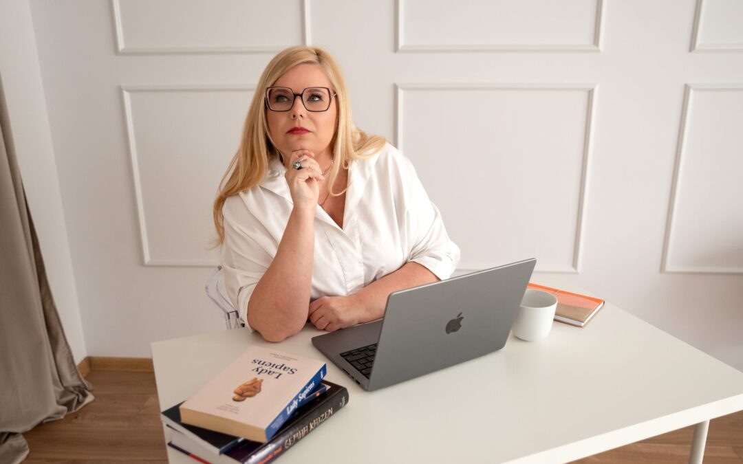 Sylwia Petryna od ponad 20 lat wspiera kobiety, firmy i instytucje w drodze do zmiany. Jako założycielka Petra Consulting, mentorka, trenerka i ekspertka m.in. od projektów dotacyjnych, jedna z niewielu kobiet – ekspertek Polski Cyfrowej, ma za sobą tysiące godzin pracy z ludźmi, setki zrealizowanych inicjatyw i ogromny wpływ na to, jak wygląda dziś kobiecy biznes w Polsce.