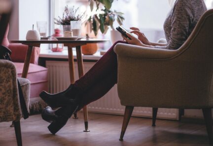 Nie musisz być non-stop dostępna. O sztuce wyznaczania granic w erze ciągłych powiadomień