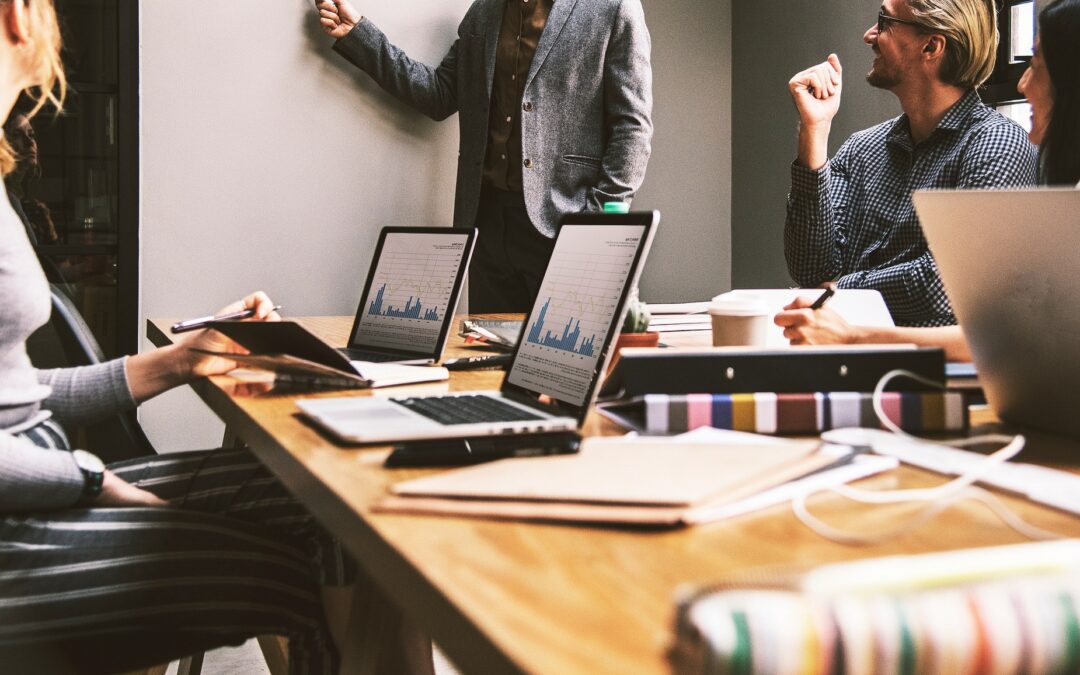 Edukacja po godzinach – dlaczego co druga profesjonalistka inwestuje w swój rozwój poza miejscem pracy?