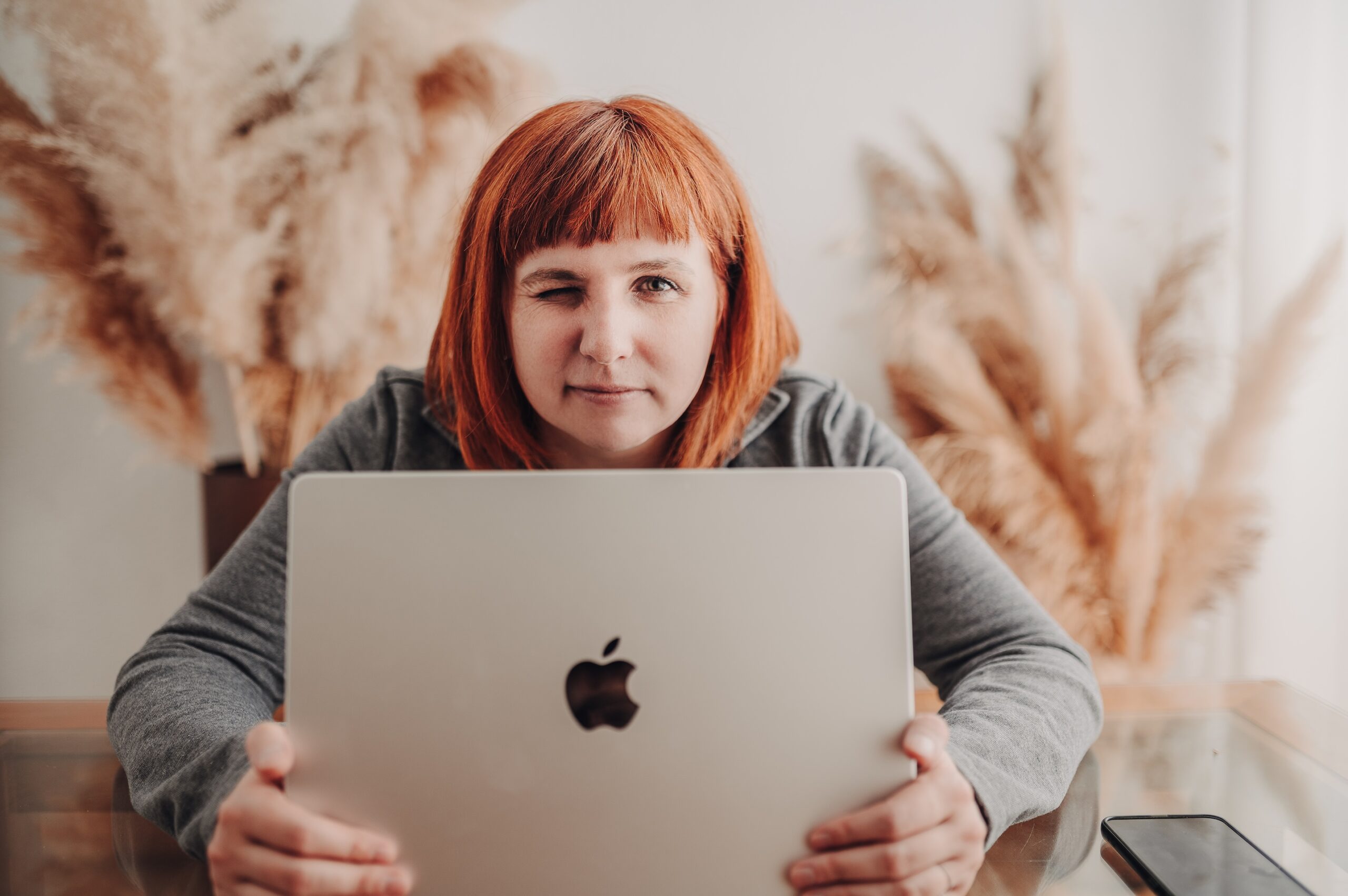 Tworzy strony, które nie tylko wyglądają jak milion dolarów, ale też działają jak maszyny do zarabiania. Aleksandra Machnicka - znana w sieci jako Webear - to projektantka z supermocą: łączy wiedzę z matematyki i analityki z empatią i kreatywnym podejściem do marki. Pomaga kobietom z różnych branż zbudować swoje miejsce w sieci - takie, które działa, sprzedaje i naprawdę je odzwierciedla.