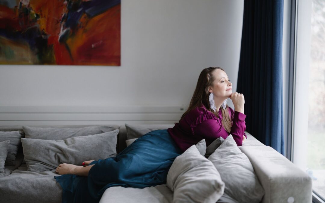 Kochasz siebie? Pytam Cię – rozmowa z Lizą Lillą Okraską o wewnętrznej rewolucji i mocy kobiecego głosu