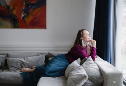 Kochasz siebie? Pytam Cię – rozmowa z Lizą Lillą Okraską o wewnętrznej rewolucji i mocy kobiecego głosu