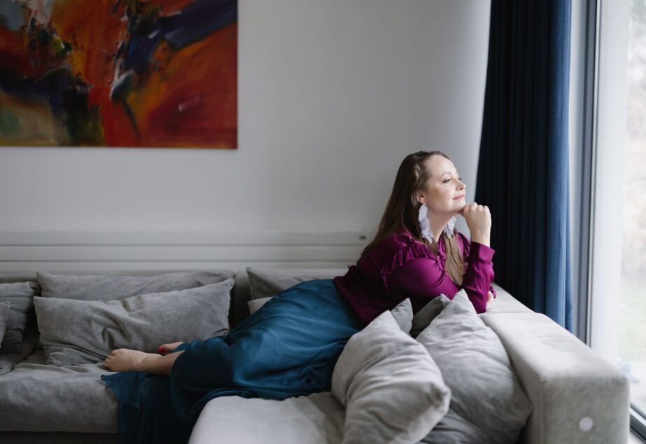 Kochasz siebie? Pytam Cię – rozmowa z Lizą Lillą Okraską o wewnętrznej rewolucji i mocy kobiecego głosu