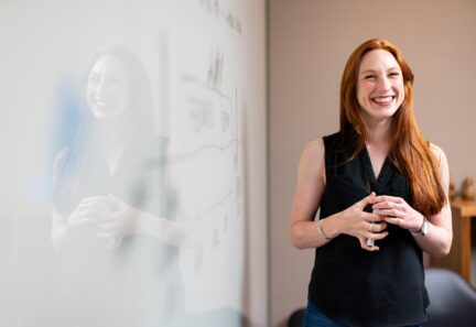 Polska z odwróconą luką płacową. Kobiety zarabiają coraz więcej – w niektórych branżach wyprzedzają mężczyzn