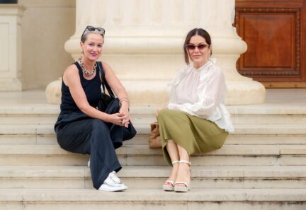 Koleżanka z branży zamiast drogiego coacha. Dlaczego mentoring rówieśniczy bywa najcenniejszą inwestycją w Twojej karierze