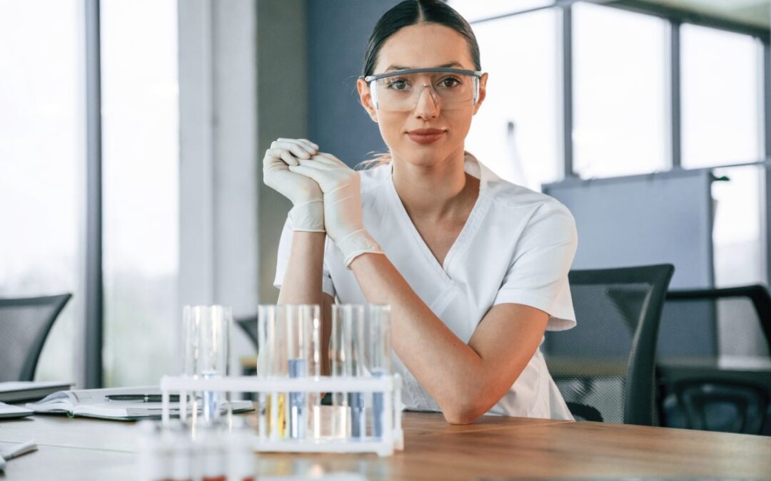 Matura z chemii nie należy do łatwych, ale dla wielu kobiet jest to naturalna konsekwencja wyboru drogi zawodowej, na przykład kariery w medycynie, przemyśle lub działalności naukowej. Swój plan zaczynają realizować w szkole podstawowej lub średniej, sumiennie zgłębiając świat cząsteczek i reakcji chemicznych. W tym artykule zastanowimy się, jak krok po kroku zrealizować swoje marzenia i plany zawodowe dzięki dobrze zdanej maturze z chemii.